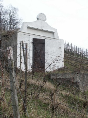 Weinbergh&auml;uschen bei Bischoffingen mit der Inschrift: Erbaut 1785,  Renoviert 1928 