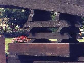 viereckiges Pressbett der Baumpresse mit aufgelegten Pressh&ouml;lzern 