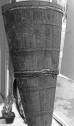 Rückentraggefäß v. 50l Inhalt, Höhe 123cm, Durchmesser 59cm,  Leihgabe v. Th. Barmes, Wettolsheim 